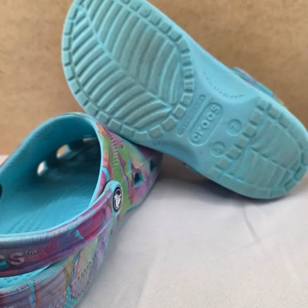Crocs Classic Palm Print Clogs in Neptune Multi, Size Men's 5/Women's 7